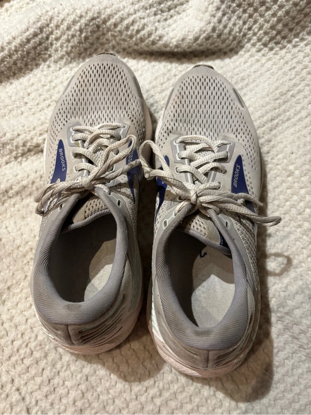 Brooks Adrenaline GTS 22 Women's Running Sneakers Size 9 Athletic Athlete Sporty